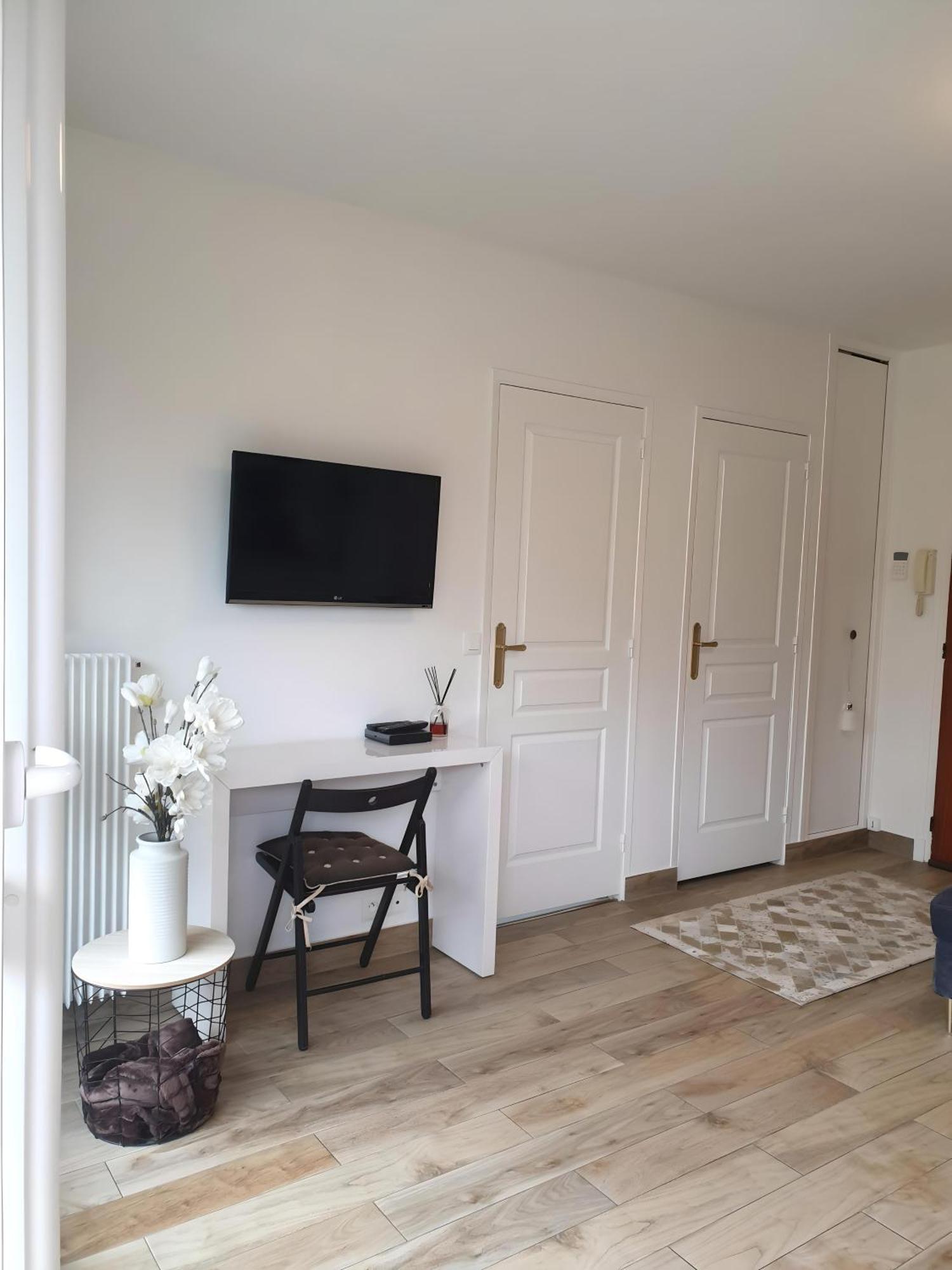 Appartement Avec Jardin Prive - 2 A 4 Voyageur Chaville Bagian luar foto